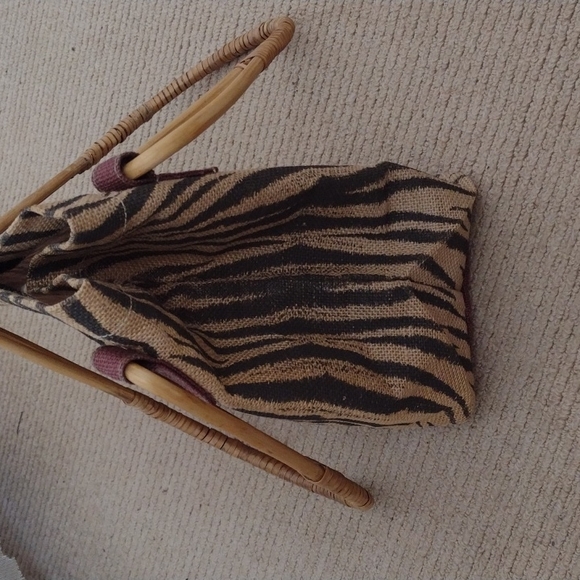 Tiger Burlap Water Resistant Lined Bag - Picture 4 of 8